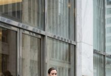 The woman was shoved out of the house by her husband and mother-in-law right after losing her first child—but years later, when they knelt outside a luxurious office begging for help, the person who opened the door was her.