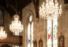 An hour before the wedding, I accidentally overheard my fiancé whisper to his mother, “I don’t love her… I just want her money.” My heart shattered, but I wiped my tears and walked down the aisle anyway. Everyone waited for me to say, “I do.” Instead, I took the microphone and said something else. Something that made his mother gasp and clutch her chest right there in the hall.